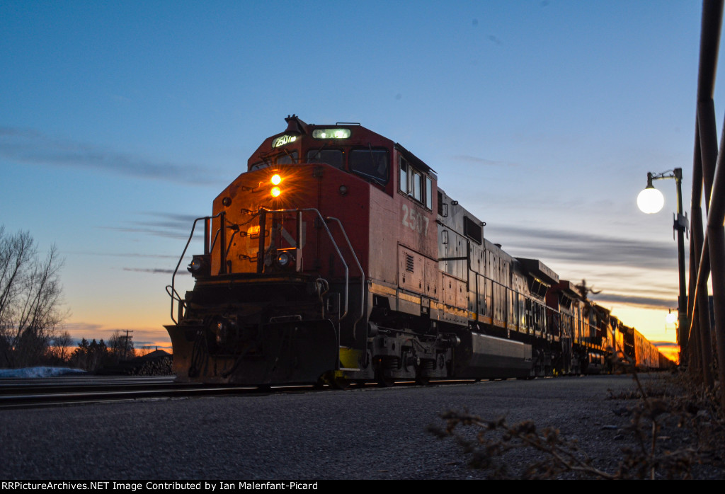 CN 2507 sitting at Mont-Jolis station